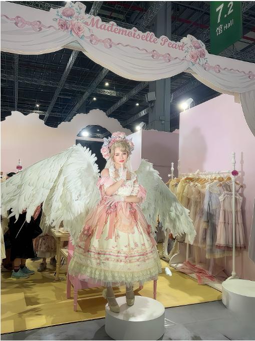 Cosplayer wings