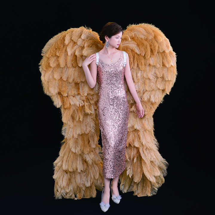 Yellow high-quality ostrich feather angel wings. They are role-playing prop costumes used for modeling shows and wedding photography.