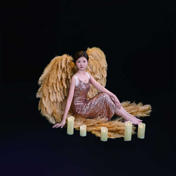 Yellow high-quality ostrich feather angel wings. They are role-playing prop costumes used for modeling shows and wedding photography.